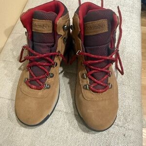 Columbia Never Worn Hiking Boots